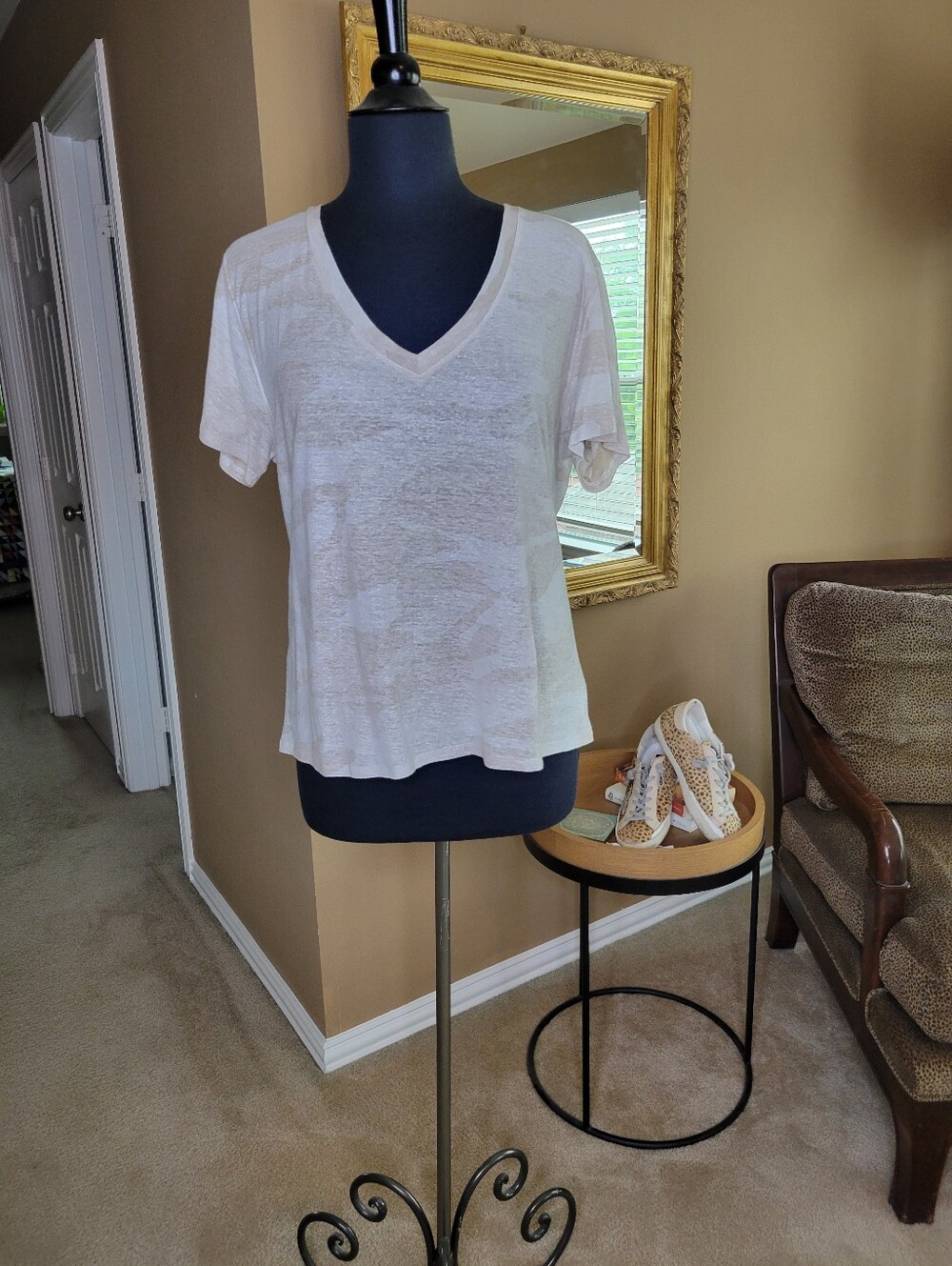 NWT Splendid V Nk Tee. Soft Beige Burnout Print